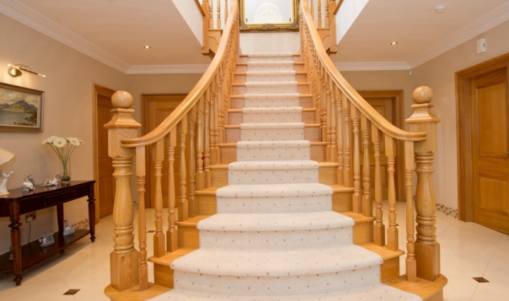 實(shí)木樓梯價(jià)格多少？3個(gè)因素幫你把控預(yù)算不超支