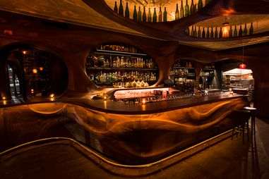 從功能到表演：酒吧室內裝飾的范式轉變